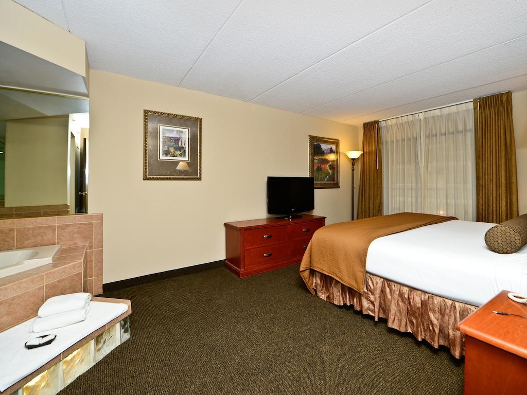 Ramada By Wyndham Plymouth Hotel & Conference Center Buitenkant foto