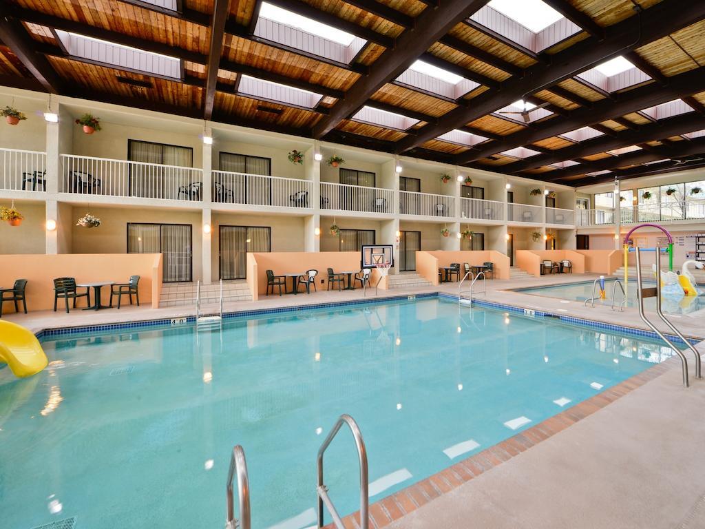 Ramada By Wyndham Plymouth Hotel & Conference Center Buitenkant foto