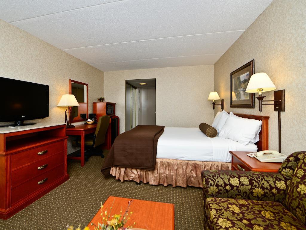 Ramada By Wyndham Plymouth Hotel & Conference Center Buitenkant foto