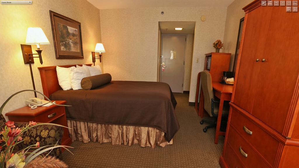 Ramada By Wyndham Plymouth Hotel & Conference Center Buitenkant foto
