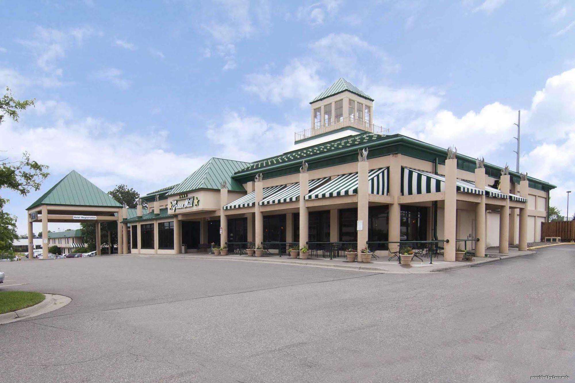 Ramada By Wyndham Plymouth Hotel & Conference Center Buitenkant foto