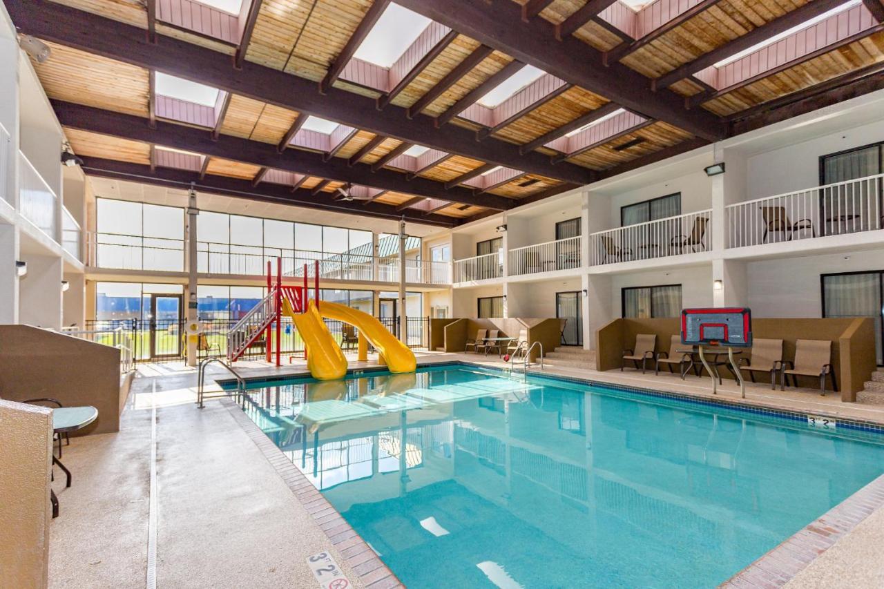Ramada By Wyndham Plymouth Hotel & Conference Center Buitenkant foto