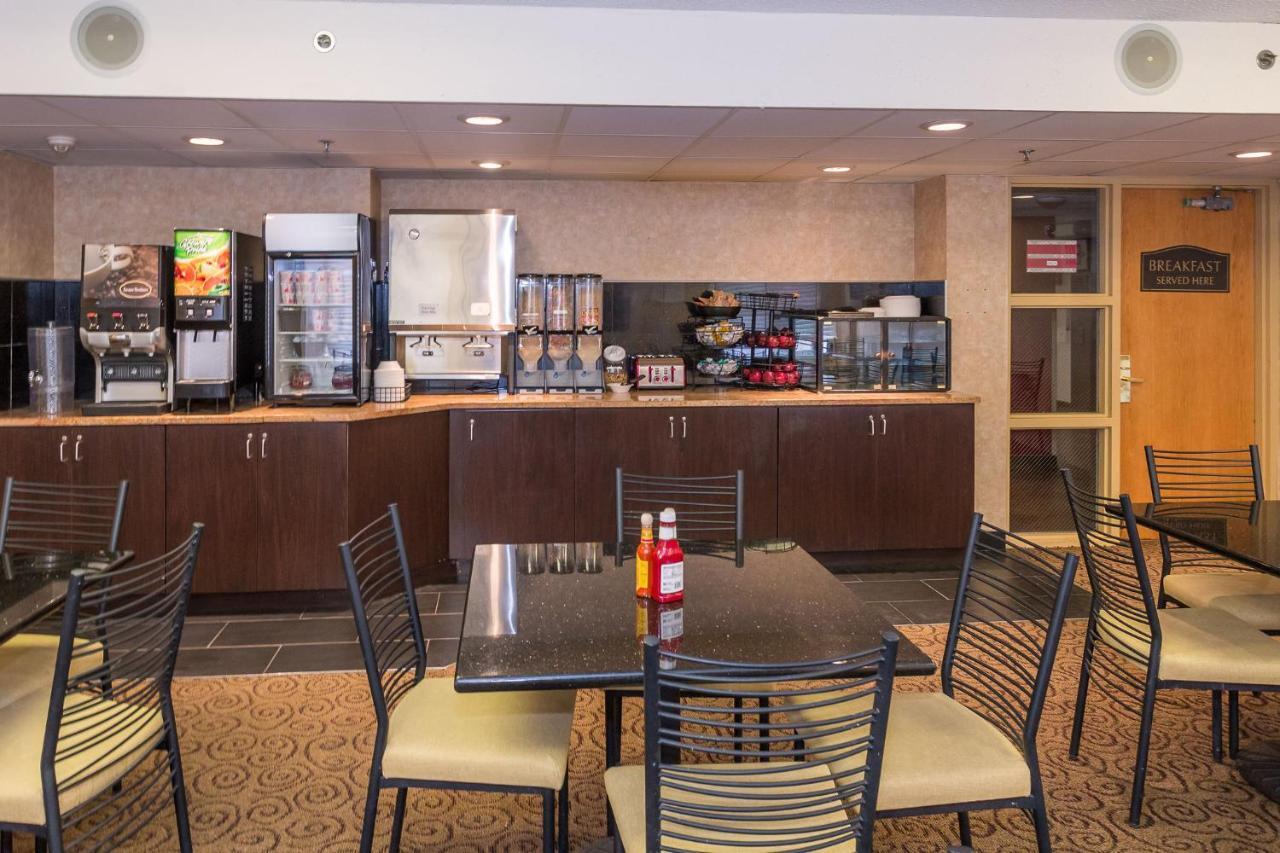 Ramada By Wyndham Plymouth Hotel & Conference Center Buitenkant foto