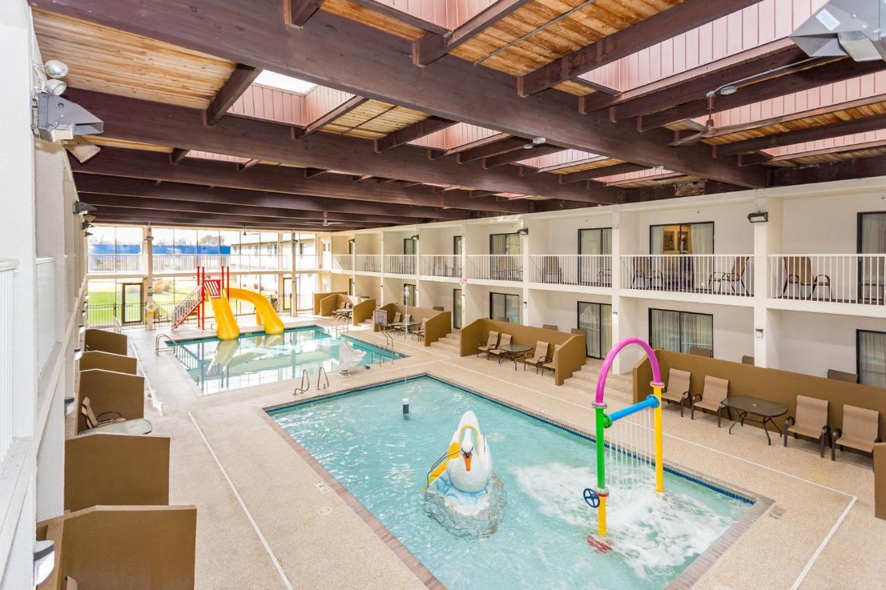 Ramada By Wyndham Plymouth Hotel & Conference Center Buitenkant foto