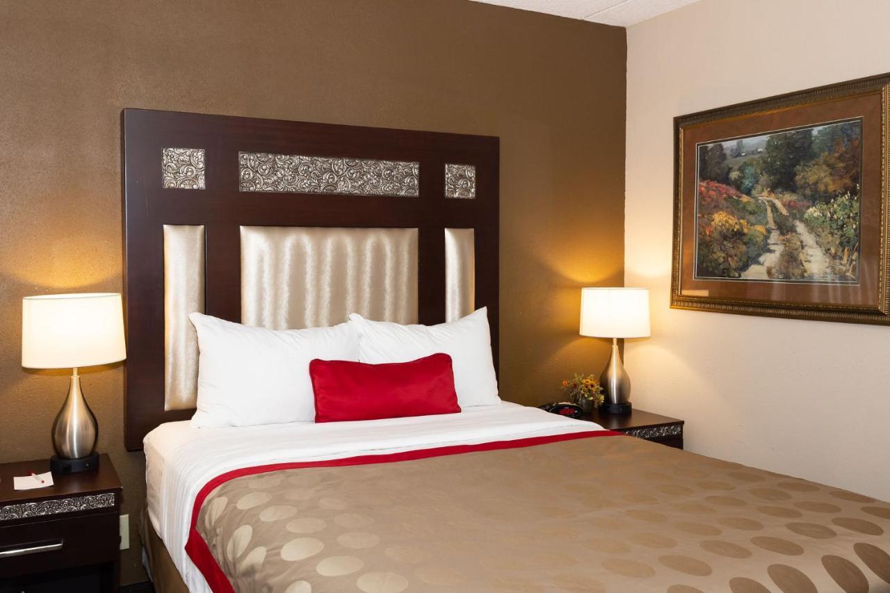 Ramada By Wyndham Plymouth Hotel & Conference Center Buitenkant foto