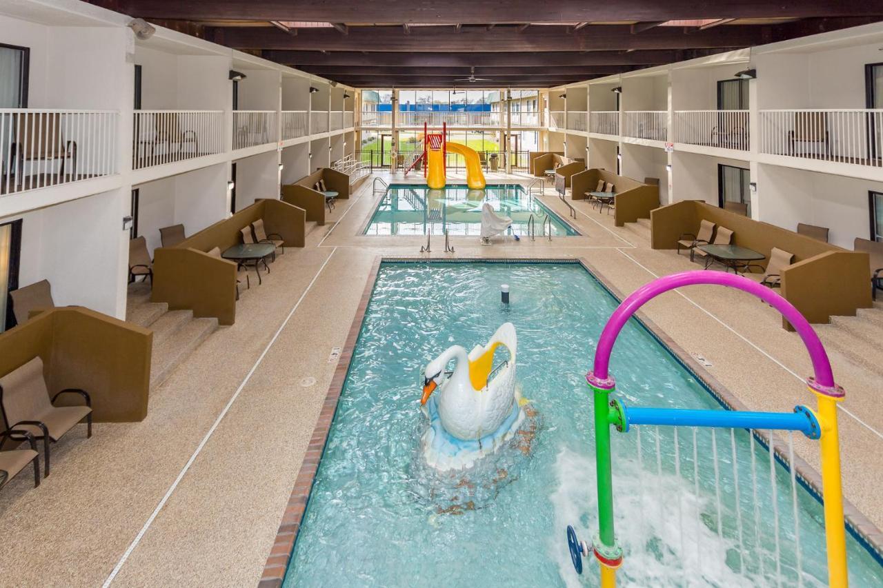 Ramada By Wyndham Plymouth Hotel & Conference Center Buitenkant foto