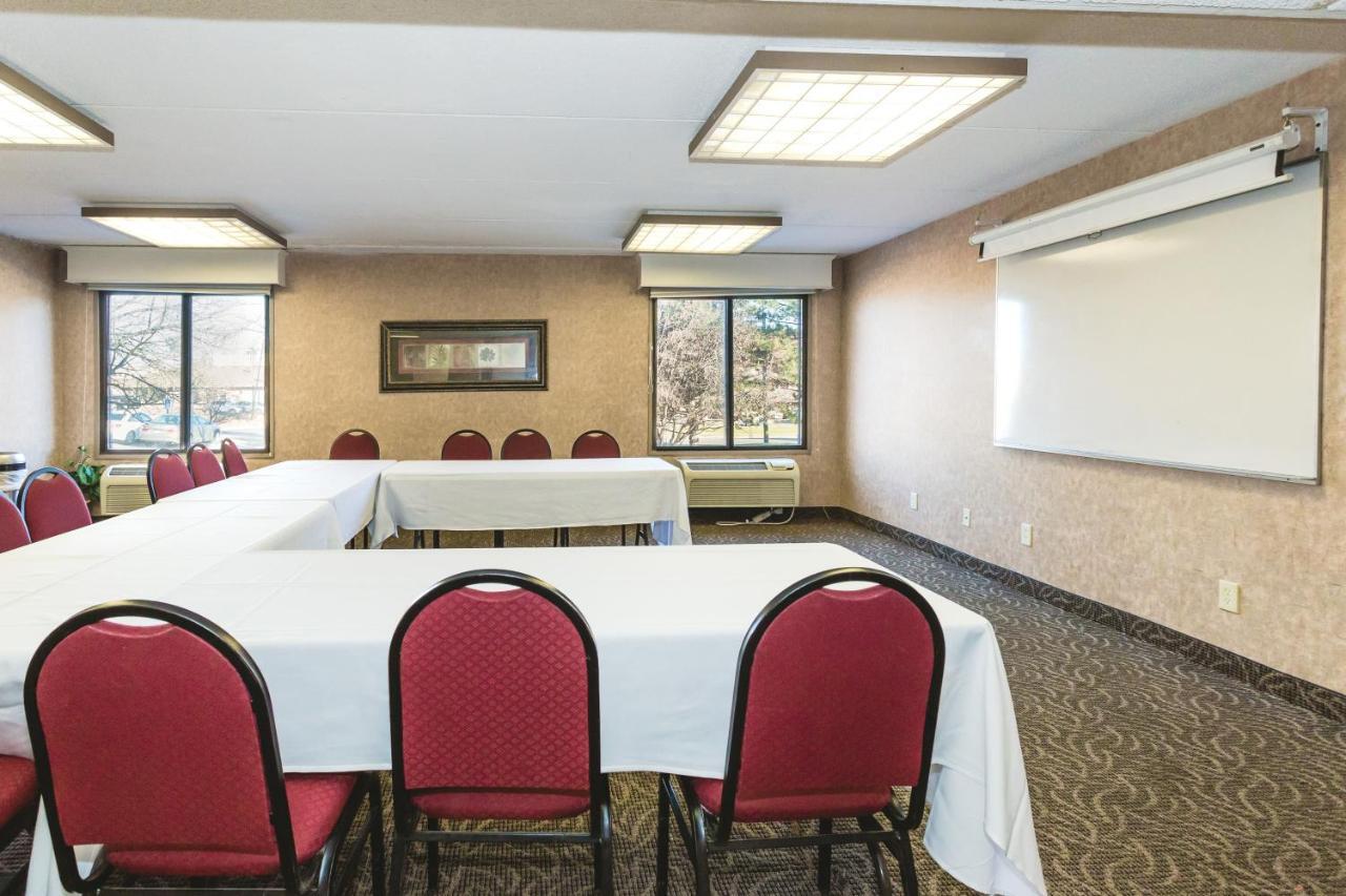 Ramada By Wyndham Plymouth Hotel & Conference Center Buitenkant foto
