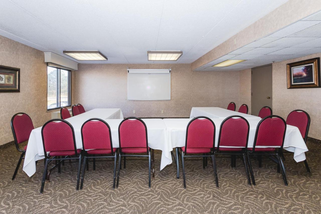 Ramada By Wyndham Plymouth Hotel & Conference Center Buitenkant foto