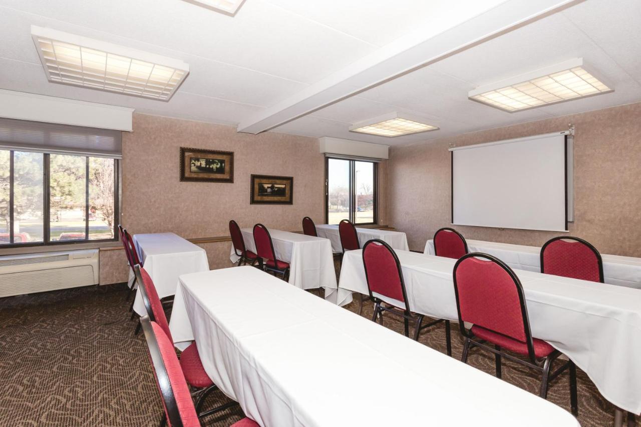 Ramada By Wyndham Plymouth Hotel & Conference Center Buitenkant foto