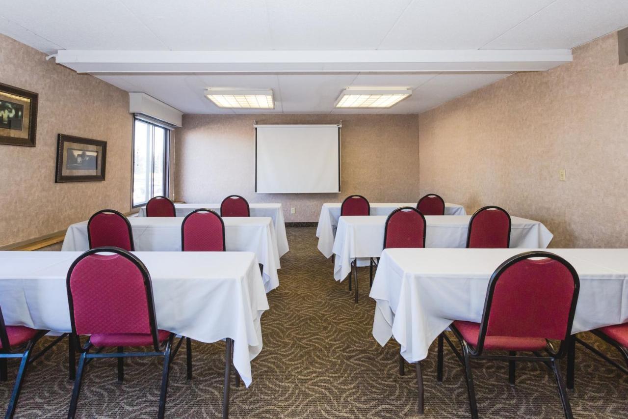 Ramada By Wyndham Plymouth Hotel & Conference Center Buitenkant foto