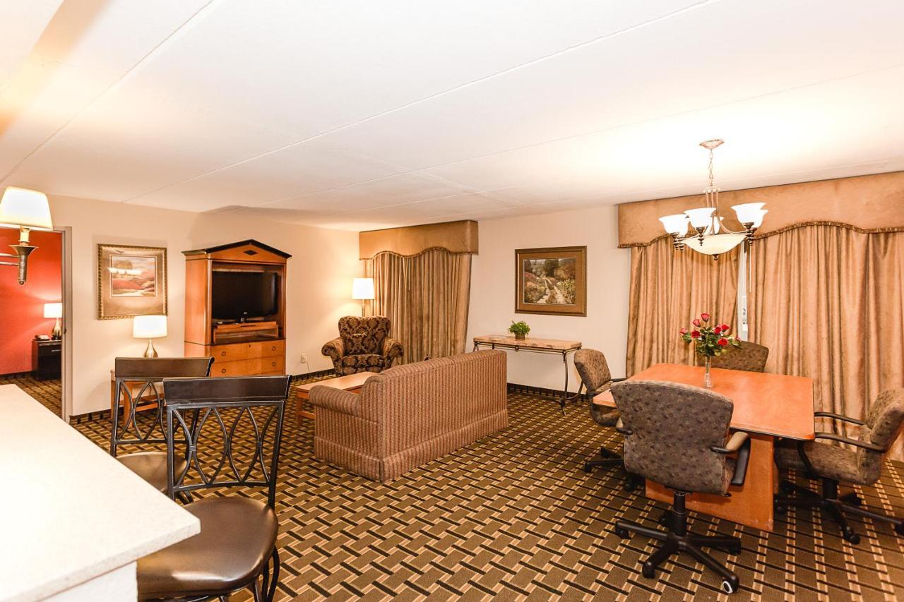 Ramada By Wyndham Plymouth Hotel & Conference Center Buitenkant foto