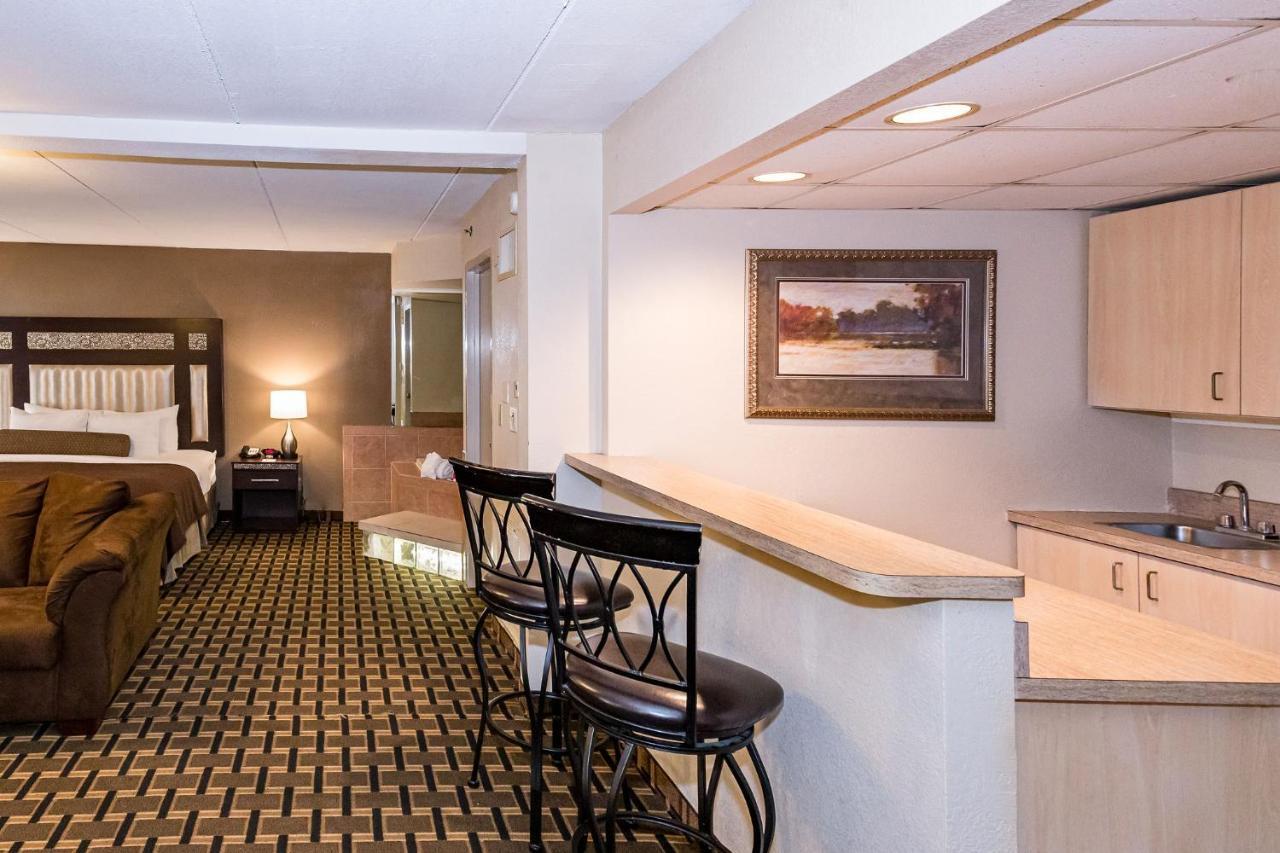 Ramada By Wyndham Plymouth Hotel & Conference Center Buitenkant foto