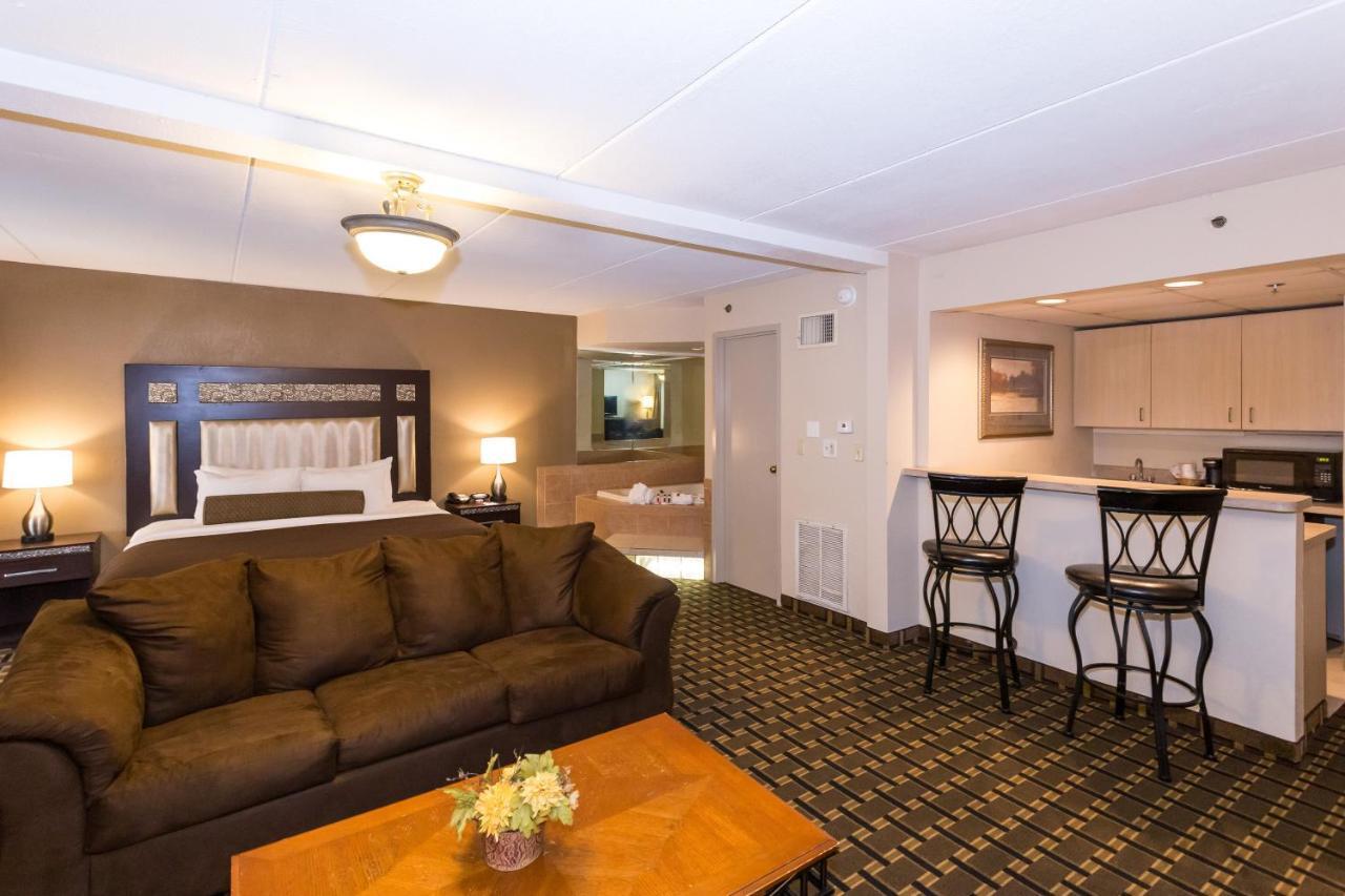 Ramada By Wyndham Plymouth Hotel & Conference Center Buitenkant foto