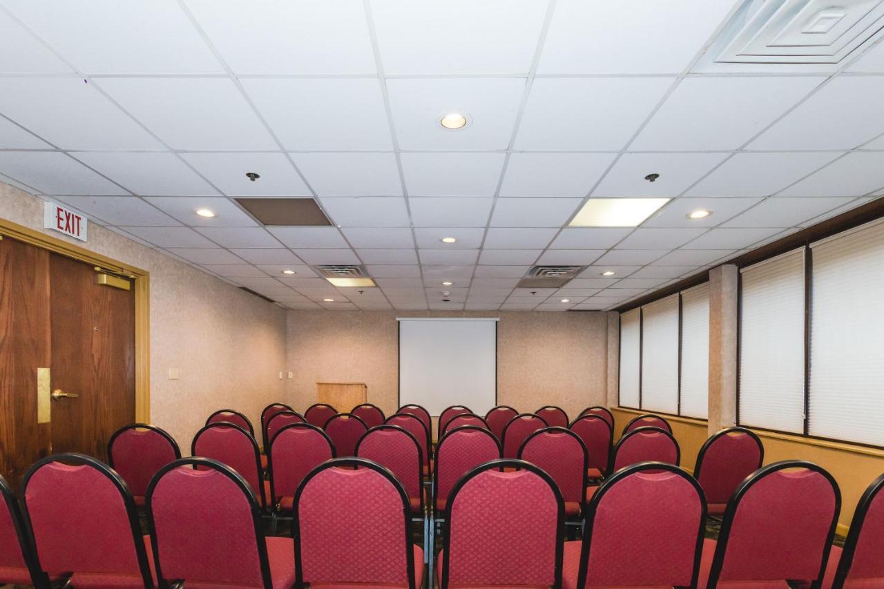 Ramada By Wyndham Plymouth Hotel & Conference Center Buitenkant foto