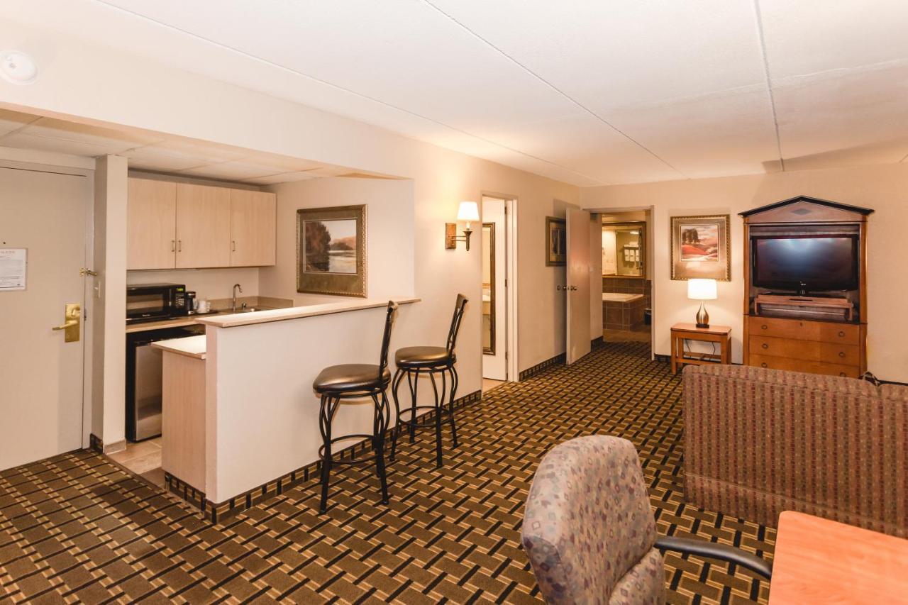 Ramada By Wyndham Plymouth Hotel & Conference Center Buitenkant foto
