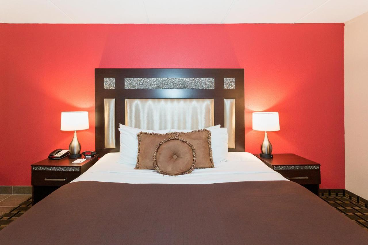 Ramada By Wyndham Plymouth Hotel & Conference Center Buitenkant foto