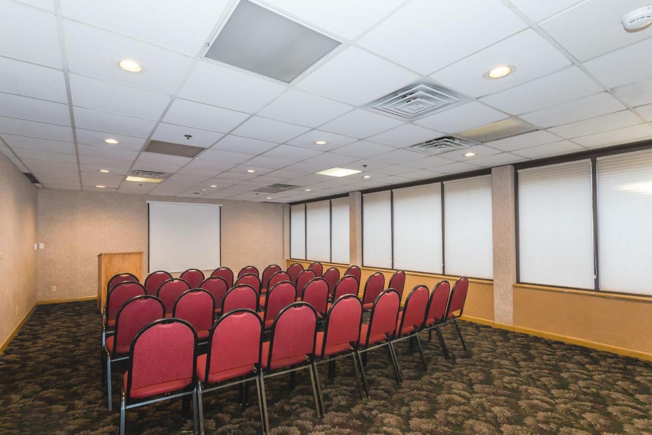Ramada By Wyndham Plymouth Hotel & Conference Center Buitenkant foto