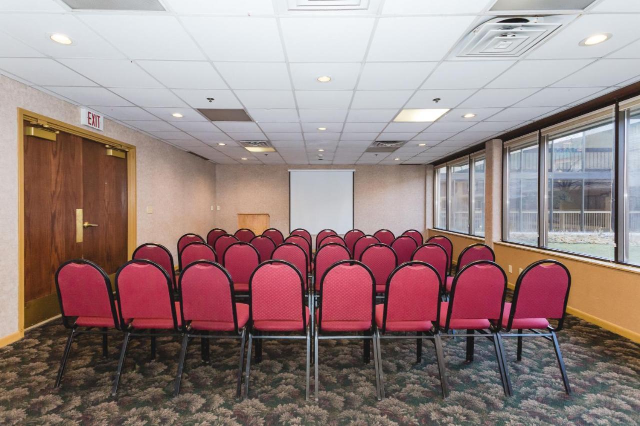 Ramada By Wyndham Plymouth Hotel & Conference Center Buitenkant foto