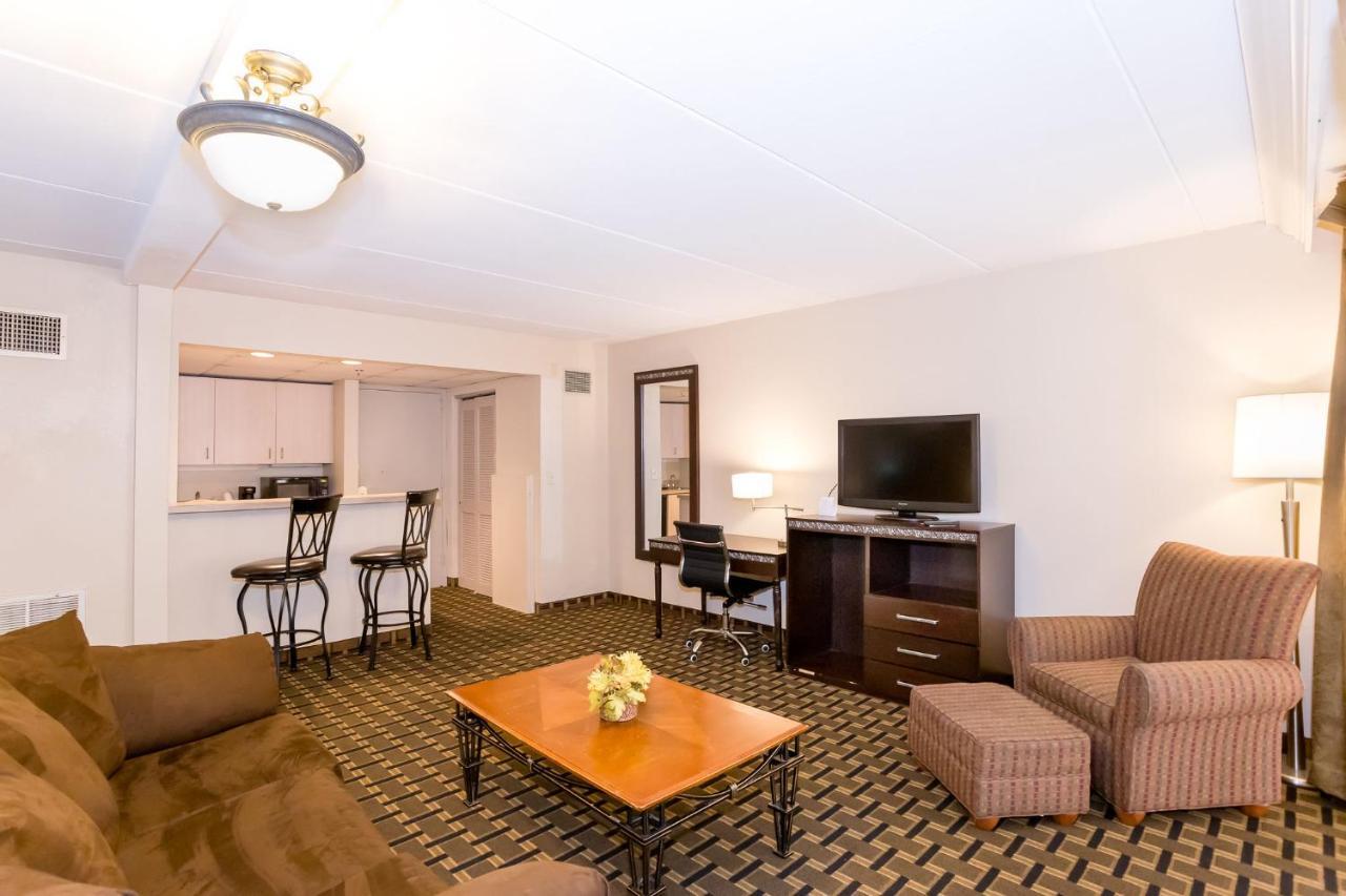 Ramada By Wyndham Plymouth Hotel & Conference Center Buitenkant foto